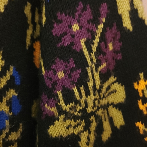 Vintage Nordic Style Floral Knit Sweater - Picture 10 of 16